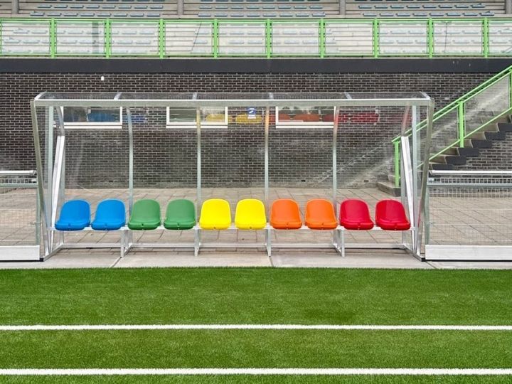 Spielerkabine mit Sitzschalen bringt Farbe ins Spiel!