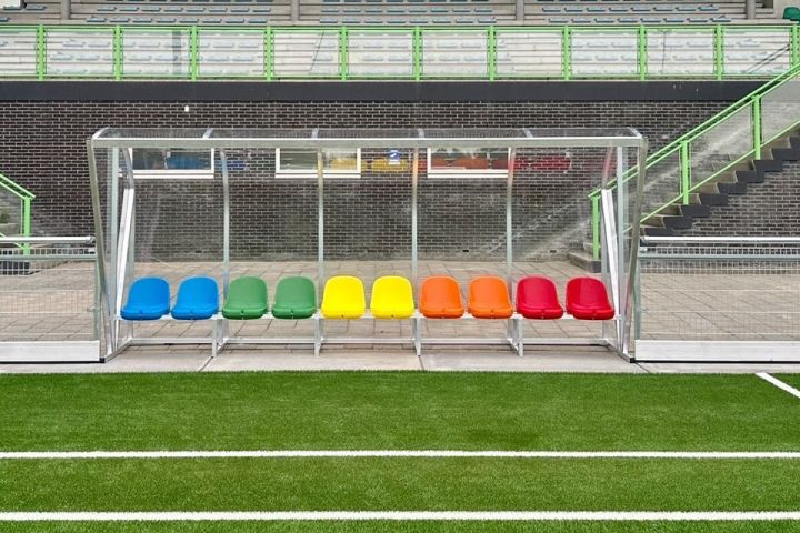 Spielerkabine mit farbigen Sitzschalen für Stadion und Sportplatz