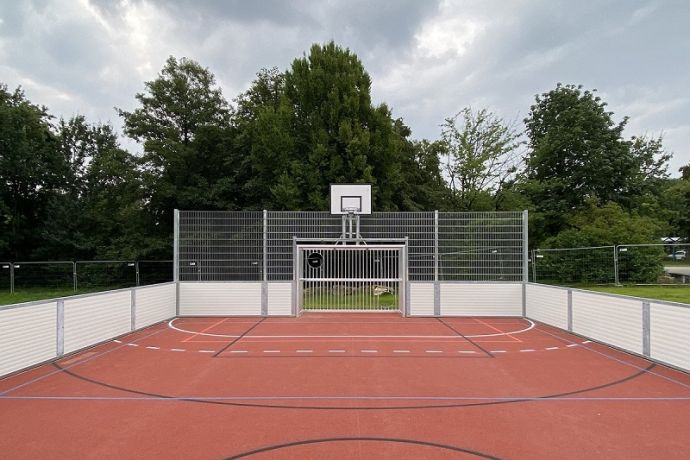 Kleinspielfeld als Multifunktionsanlage: Soccer Court mit Basketball und Volleyball
