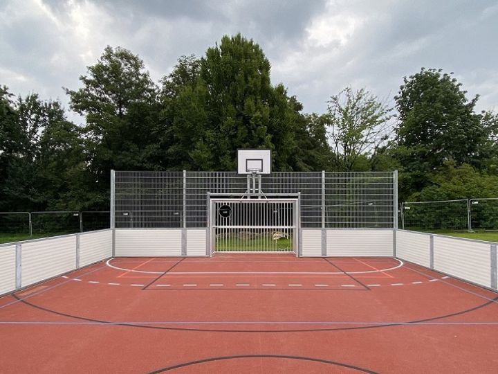 Kleinspielfeld als Multifunktionsanlage: Soccer Court mit Basketball und Volleyball