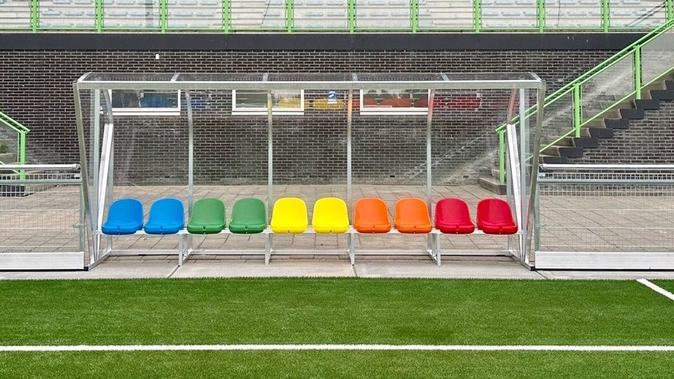 Spielerkabine mit Sitzschalen bringt Farbe ins Spiel!