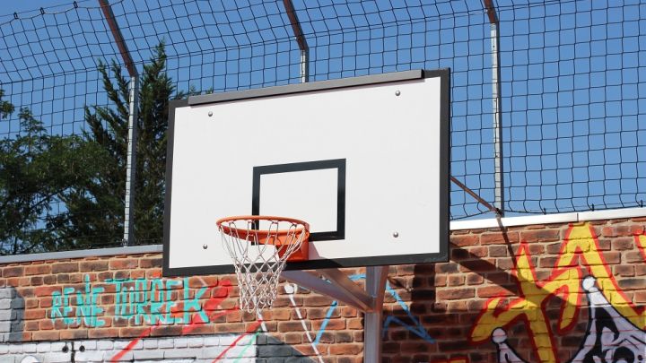 Basketballständer mit Zielbrett und Korb