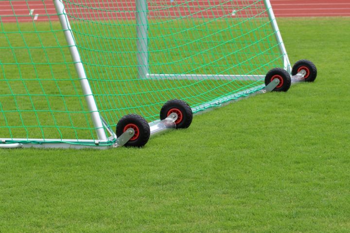 Nachrüstung von Kippsicherungssystemen im Rahmen einer Sportplatz-Sanierung