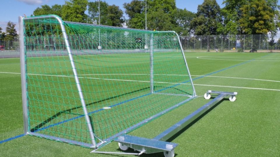 Kippsichere Tore mit Transportwagen: Die GOALKEEPER Reihe von GWsports