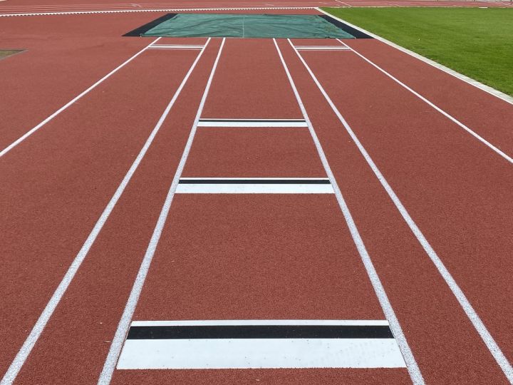 Absprungbalken für Weitsprunganlagen