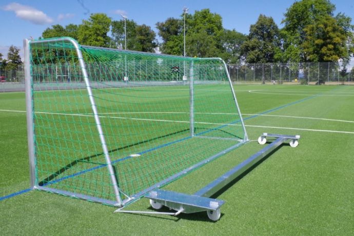 Kippsichere Tore mit Transportwagen: Die GOALKEEPER Reihe von GWsports